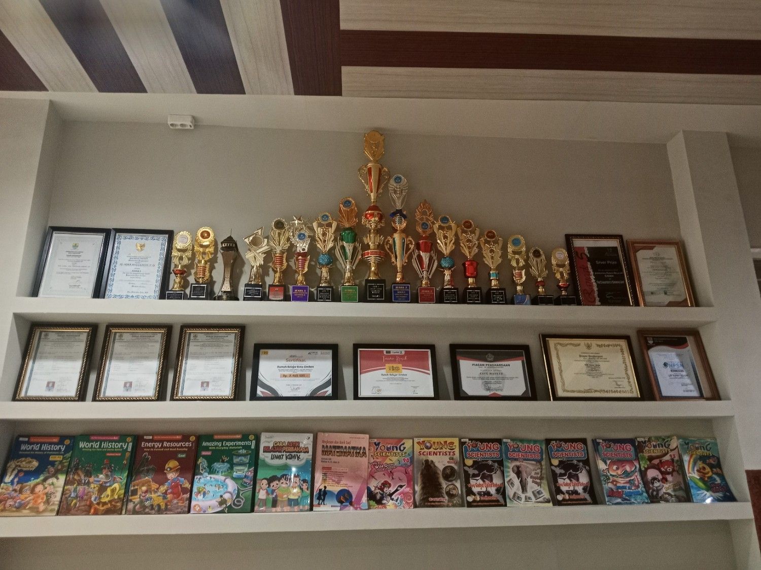 Foto Piala Prestasi Rumah Belajar Cirebon